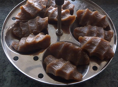 steaming sweet mushti kadubu or pidi kozhukattai