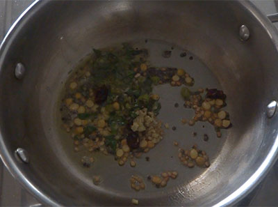 curry leaves, ginger and green chilli for kara mushti kadubu or pidi kozhukattai