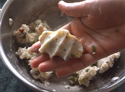 making kara mushti kadubu or pidi kozhukattai using chakli mould