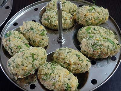 arrange nuchinunde or nucchinunde dumplings on idli plate