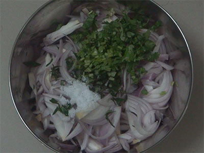 curry leaves and coriander leaves for onion pakoda or eerulli bajji