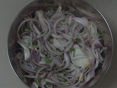 onion with salt for onion pakoda or eerulli bajji