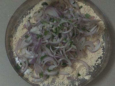 marinated onion for onion pakoda or eerulli bajji
