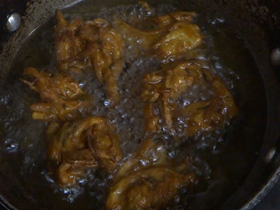 frying onion pakoda or eerulli bajji