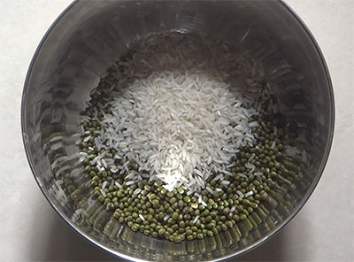 Soak green gram and rice for palak dose or palak dosa recipe