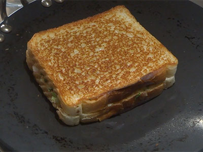 toasting potato sandwich or aloo bread toast