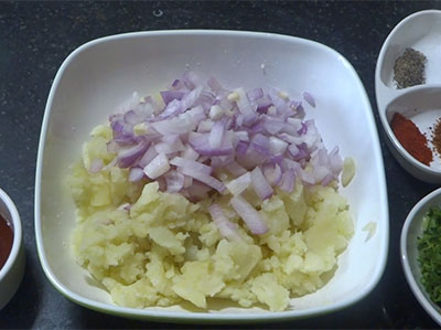 onion for potato sandwich or aloo bread toast