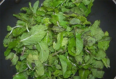 roasting mint leaves for pudina chutney pudi or mint chutney powder