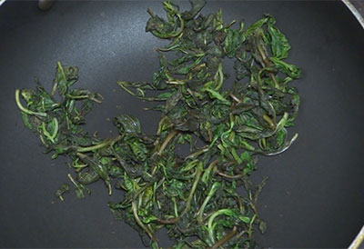 roasted mint leaves for pudina chutney pudi or mint chutney powder