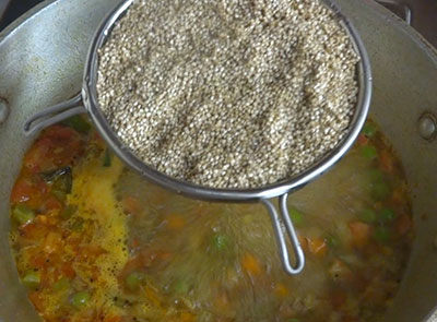 boiling water for quinoa upma