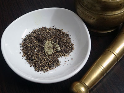 crushed pepper and cardamom for sore throat home remedy or pepper tea