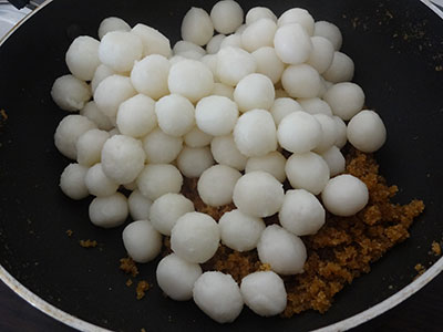 steamed rice balls in coconut and jaggery