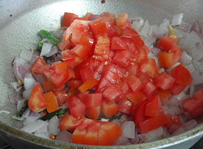 tomato for shavige uppittu or vermicelli upma