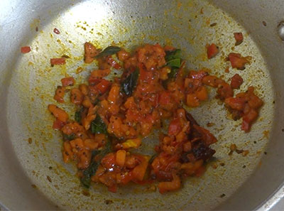 cooking tomato for shunti saaru or ginger rasam