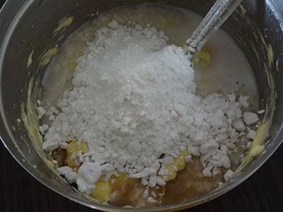 vanilla extract and icing sugar for cream for cake