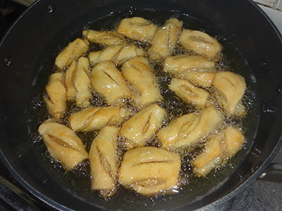 deep frying suruli puri or suruli poori