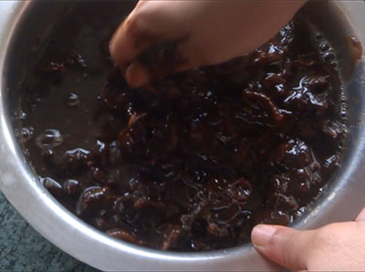 squeezing tamarind for home made tamarind paste recipe
