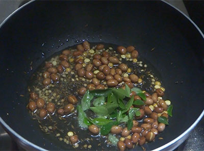 curry leaves for tomato chitranna or tomato rice recipe