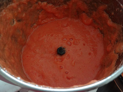 blending tomato and coconut for tomato juice