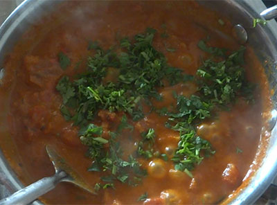 coriander leaves for tomato kurma or tomato gojju