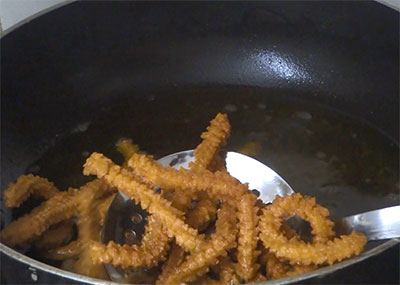 frying tomato murukku or tomato chakli