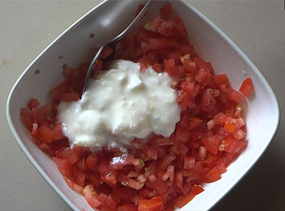 curd for tomato sasive or tomato raita
