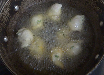 frying uddina bonda or uddina vade