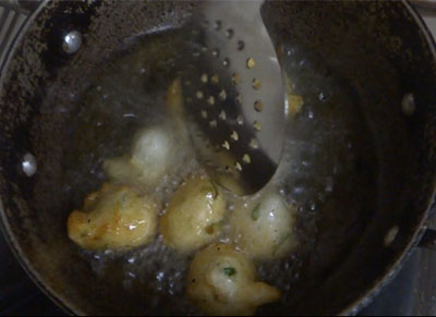frying uddina bonda or uddina vade