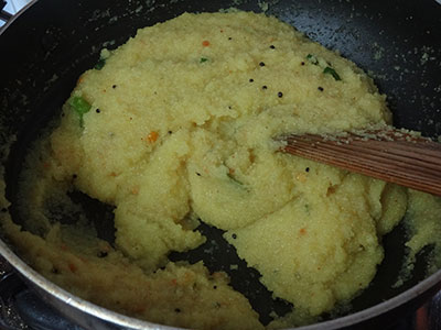 mixing rava to make upuma