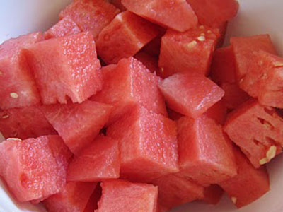 cut and deseed watermelon for watermelon juice