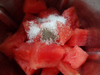 blending watermelon chunks for watermelon juice
