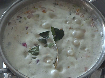 boiling bili sagu or white kurma