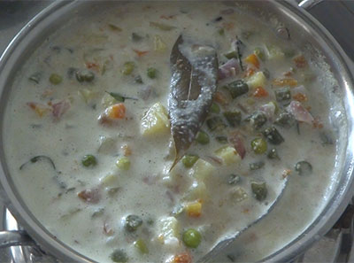 boiling bili sagu or white kurma