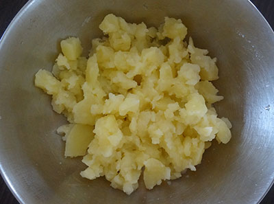 mashed potatoes for aloo or alugadde bonda
