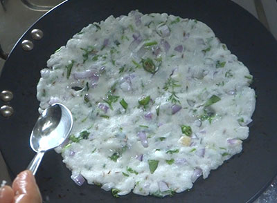 cooking avalakki rotti or thin poha breakfast
