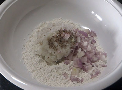 onion, coconut and cumin seeds for avalakki rotti or thin poha breakfast