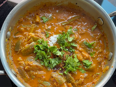 coriander leaves for badanekayi rasa palya or brinjal gojju recipe