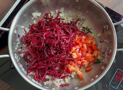 tomato and beetroot for beetroot rice or pulao recipe