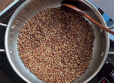 roasting horse gram for huruli kalu chutney pudi or chutney powder