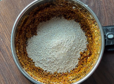 grinding huruli kalu chutney pudi or chutney powder or chutney podi