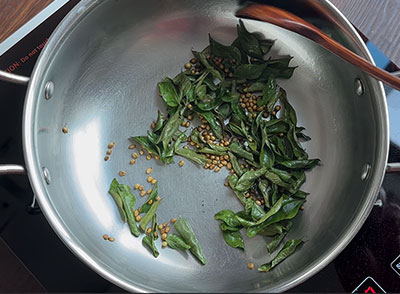 coriander seeds and curry leaves for huruli kalu chutney pudi or chutney powder