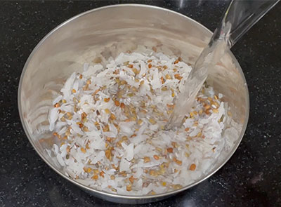 soaking rice and horse gram for hurali kalu dose or huruli kaalu dosa