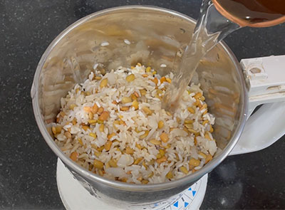 soaked rice and horse gram for hurali kalu dose or huruli kaalu dosa
