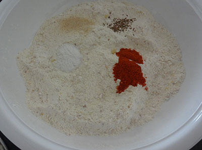 sieve maida flour and rice flour for nippattu