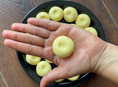 shaping the milk powder peda recipe