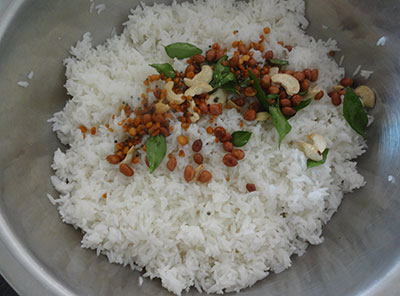 tempering and gojju for Karnataka style puliyogare or tamarind rice