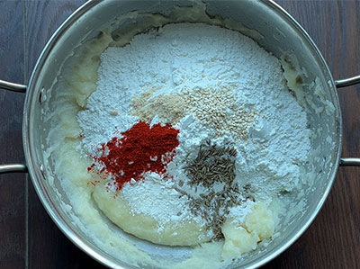 rice flour and spices for rava chakli or rave chakkuli recipe