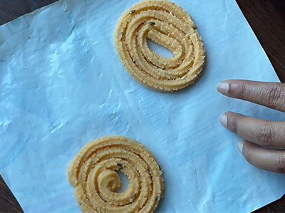 pressing the rava chakli or rave chakkuli recipe