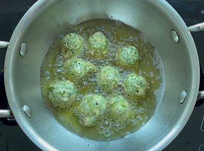 frying sabsige bonda recipe or sabbasige soppu bajji pakoda