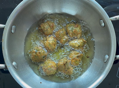 frying sabsige bonda recipe or sabbasige soppu bajji pakoda